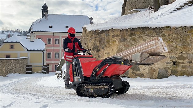 Kvůli sněhu a ledu zásobují stavbu rekonstrukce Pluhovských domů v areálu bečovského hradu a zámku motorové saně.