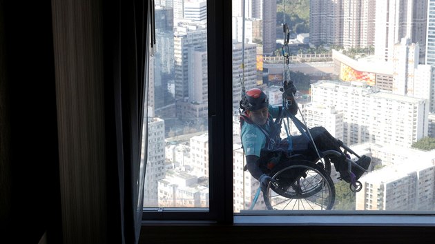 Paraplegik Lai Chi-wai stoupá na vrchol mrakodrapu. (16. ledna 2021)