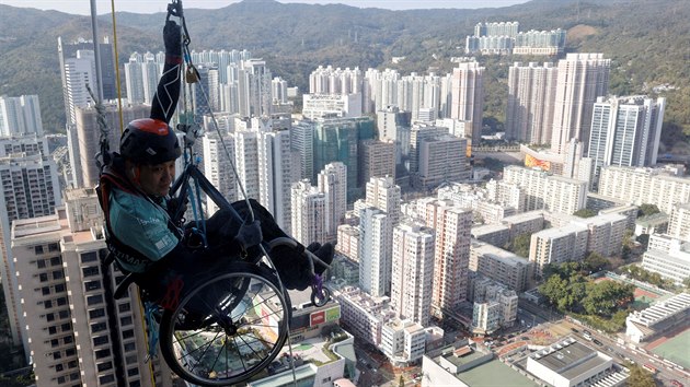 Lai Chi-wai stoupal 250 metr po stn mrakodrapu celkem 10 hodin. (16. ledna 2021)