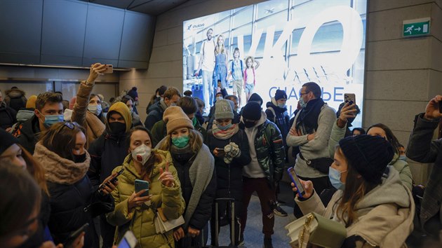 Lidé na letišti Vnukovo očekávají přílet Navalného. (17. ledna 2021)