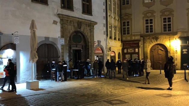 Policie v noci na neděli ukončila nelegální večírek v centru Prahy. (10. ledna 2021)