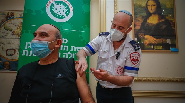 Zdravotníci očkují zaměstnance domova seniorů v izraelském městě Ramat Gan. (13. ledna 2021) 