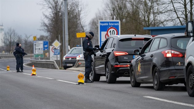 Rakousk policie kontroluje na hranicch pijdjc vozidla. (19. prosince 2020)