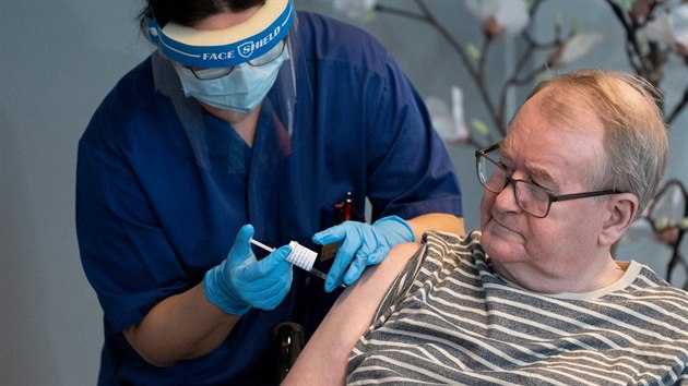 Norsk zdravotnice aplikuje seniorovi vakcnu proti koronaviru. (17. ledna 2020)
