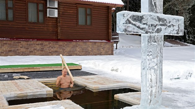 Ruský prezident Vladimir Putin podstoupil tradiční rituál pravoslavných křesťanů a třikrát se venku ponořil do ledové vody. (19. ledna 2021)