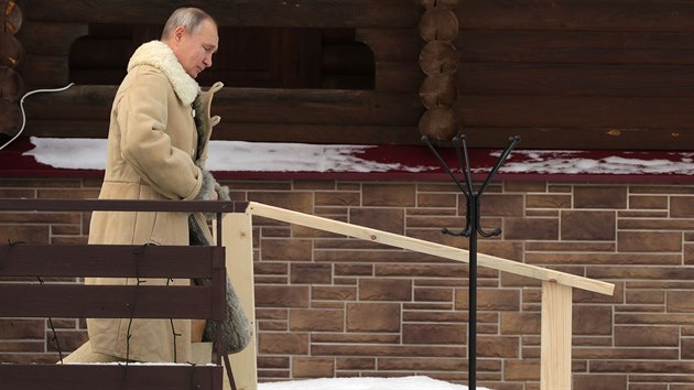 Ruský prezident Vladimir Putin podstoupil tradiční rituál pravoslavných křesťanů a třikrát se venku ponořil do ledové vody. (19. ledna 2021)