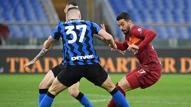 Leonardo Spinazzola (AS Řím) se snaží vyhnout Milanu Škriniarovi z Interu
