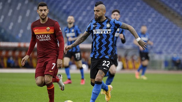 Arturo Vidal z Interu Milán vede míč v zápase s AS Řím.