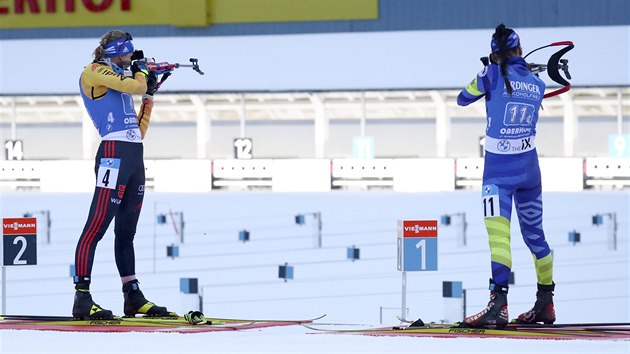Souboj o celkové prvenství svádějí na závěrečné položce štafetového závodu v Oberhofu Němka Franziska Preussová (vlevo) a Běloruska Elena Kručinkinaová.