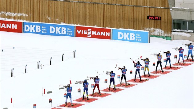 Momentka ze štafetového závodu žen v Oberhofu