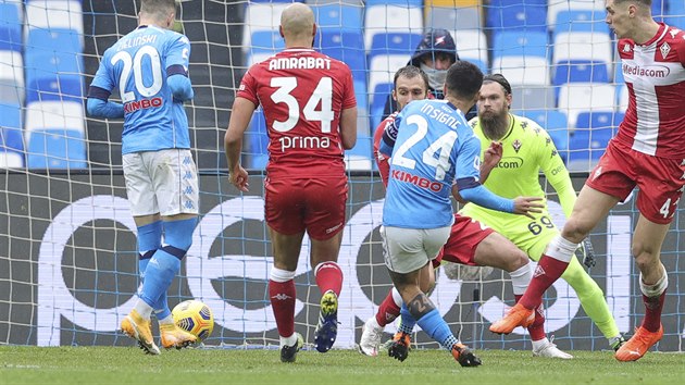 Lorenzo Insigne (s číslem 24) střílí první gól Neapole v zápase proti Fiorentině.