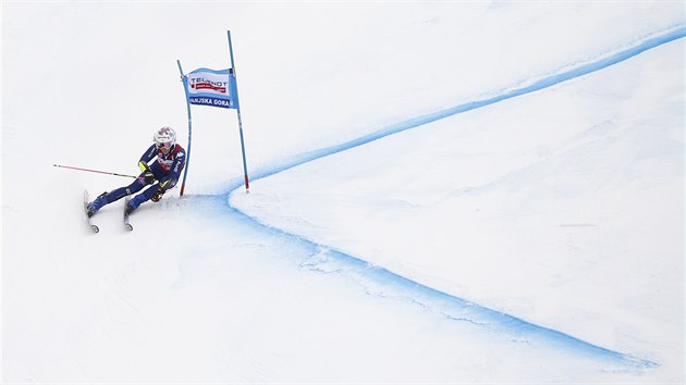 Italka Marta Bassinová jede obří slalom v Kranjské Goře.