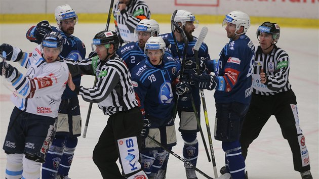 Rozhod ukliduj potyku mezi hokejisty v zpase Plzn proti Liberci.