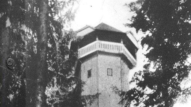 Druh rozhledna na vrchu acberk u Jihlavy z roku 1907 lehla popelem za druh svtov vlky, v roce 1940. Od t doby nebyla pes adu pokus obnovena.