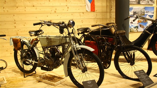 Muzeum Top Mountain Crosspoint: vlevo Wanderer, vpravo nejstarší exponát, motocykl Laurin&Klement
