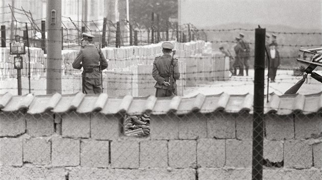 Zeď, ostnatý drát, vojáci s puškami. Nic nemohlo studenou válku ilustrovat výstižněji.