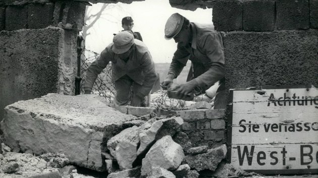 Takto dopadl jeden z tk, exploze v prosinci 1962 za sebou nechala tmetrovou dru, vytloukla okna na ulici Harzer.