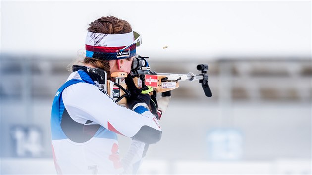 Jessica Jislová na střelnici během smíšeného štafetového závodu v Oberhofu