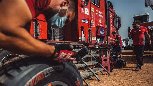 Mechanici o volnm dnu na Dakaru pracuj na voze Martina Prokopa.