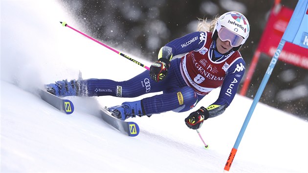Italka Marta Bassinov na trati obho slalomu v Kranjsk Goe