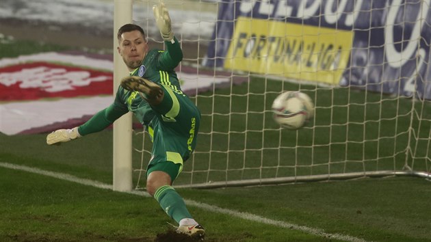 Olomoucký brankář Aleš Mandous inkasuje gól z pokutového kopu.