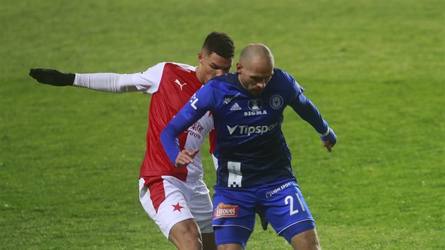 Slávistický obránce Alexander Bah (vlevo) se snaží získat míč od Michala Vepřeka z Olomouce.