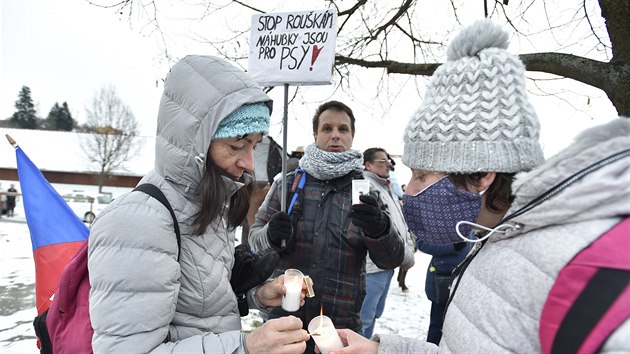 Lidé protestují proti vládním protikoronavirovým opatřením v bydlišti ministra zdravotnictví Jana Blatného v Jinačovicích na Brněnsku. (16. ledna 2021)