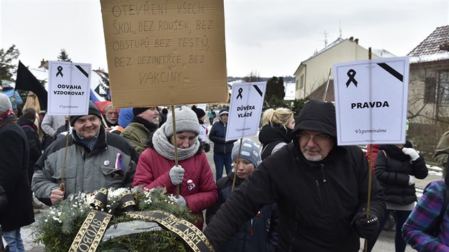 Lid protestuj proti vldnm protikoronavirovm opatenm v bydliti ministra zdravotnictv Jana Blatnho v Jinaovicch na Brnnsku. (16. ledna 2021)