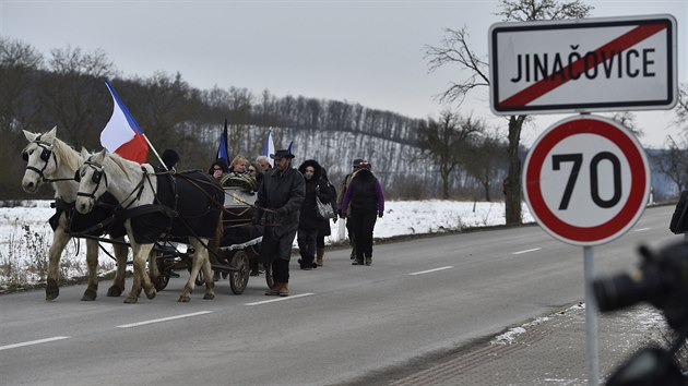 Lidé protestují proti vládním protikoronavirovým opatřením v bydlišti ministra zdravotnictví Jana Blatného v Jinačovicích na Brněnsku. (16. ledna 2021)
