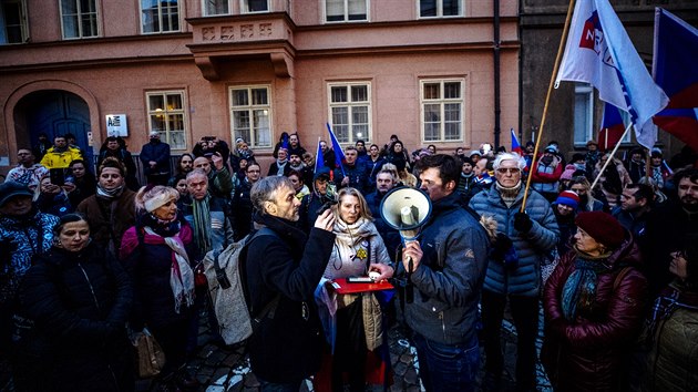 Lenka Tarabová (uprostřed) si připnula Davidovu hvězdu při páteční demonstraci.