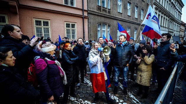 Lenka Tarabová (uprostřed) si připnula Davidovu hvězdu při páteční demonstraci.