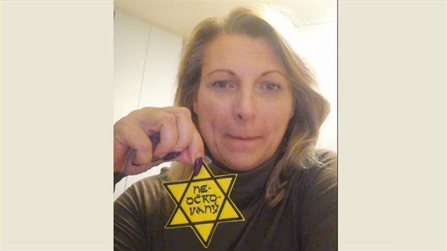 Poprask způsobilo to, že si Lenka Tarabová při demonstraci v Praze proti vládním opatřením kvůli koronaviru připnula na bundu žlutou Davidovu hvězdu s nápisem Neočkovaný.