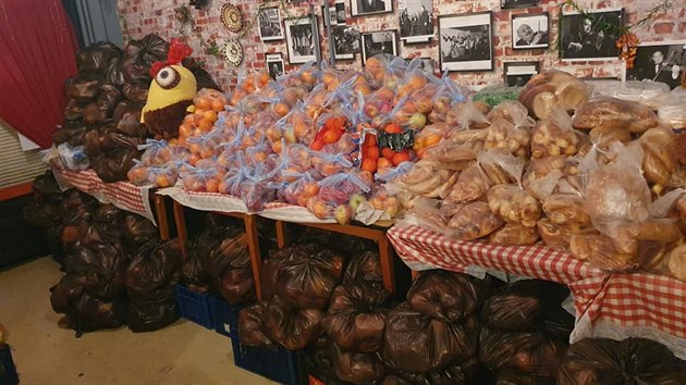 Restaurace Kis Kulacs v maďarské Budapešti vaří a distribuuje jídlo pro potřebné.