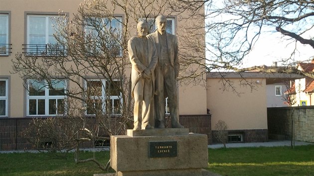 Sousoší dvou prvních československých prezidentů u štětské školy, které čekalo na odhalení několik desítek let.