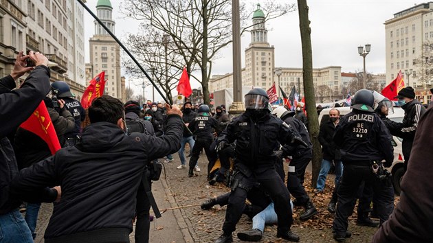 Krajn levicov demonstranti se stetli s polici bhem demonstrac za pipomnku zavradn komunistickch vdc Rosy Luxemburgov a Karla Liebknechta v Berln. (10. ledna 2020)