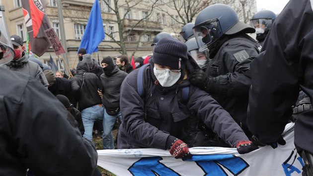Krajn levicov demonstranti se stetli s polici bhem demonstrac za pipomnku zavradn komunistickch vdc Rosy Luxemburgov a Karla Liebknechta v Berln. (10. ledna 2020)