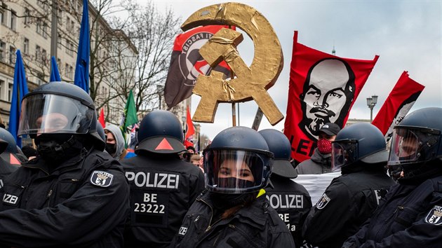 Krajn levicov demonstranti se stetli s polici bhem demonstrac za pipomnku zavradn komunistickch vdc Rosy Luxemburgov a Karla Liebknechta v Berln. (10. ledna 2020)
