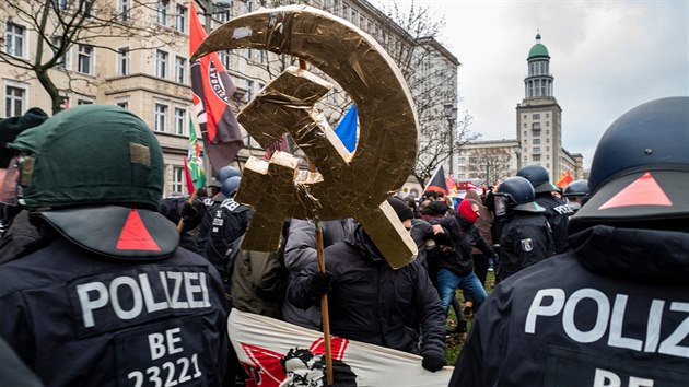 Krajn levicov demonstranti se stetli s polici bhem demonstrac za pipomnku zavradn komunistickch vdc Rosy Luxemburgov a Karla Liebknechta v Berln. (10. ledna 2020)