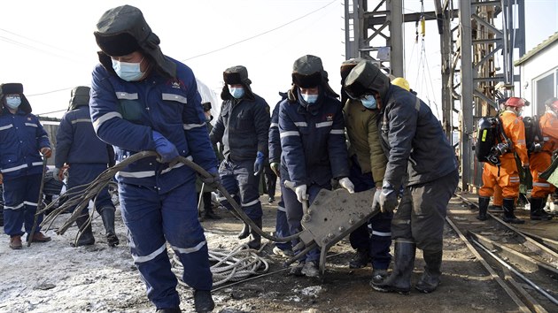 Záchranářské práce po výbuchu ve zlatém dole v provincii Šan-tung na východě Číny. Dvě desítky horníků zůstaly uvězněny v podzemí. (18. ledna 2021)