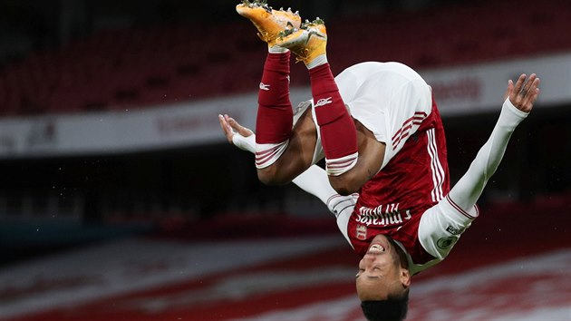 Tradiční akrobatická gólová oslava Pierre-Emiercka Aubameyanga z Arsenalu.