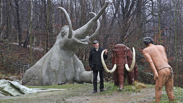 Miloš Schaffelhofer vytváří v areálu Hornického muzea pravěkou vesnici, nyní je na řadě dospělý mamut.