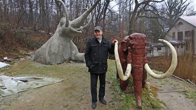Miloš Schaffelhofer vytváří v areálu Hornického muzea pravěkou vesnici, nyní je na řadě dospělý mamut.
