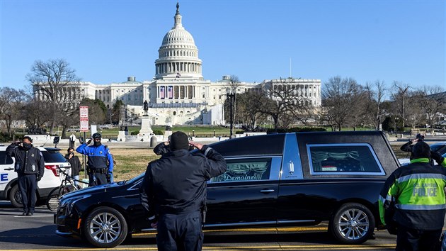 Členové policie chránící americký Kapitol salutují pohřebnímu vozu s rakví jejich zabitého kolegy Briana Sicknicka. Ten zemřel, když sídlo Kongresu hájil před rozlícenými fanoušky prezidenta Donalda Trumpa. (10. ledna 2021)