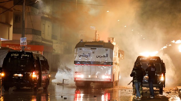 Naštvaní Tunisané vyšli do ulic. Policie zatkla stovky lidí. (18. ledna 2021)