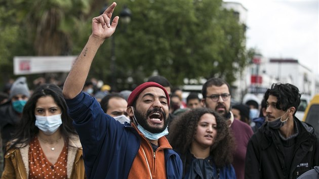 Natvan Tunisan vyli do ulic. Policie zatkla stovky lid. (18. ledna 2021)