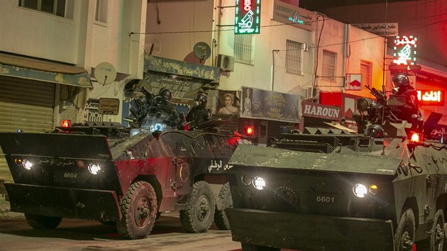 Naštvaní Tunisané vyšli do ulic. Policie zatkla stovky lidí. (18. ledna 2021)