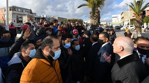 Naštvaní Tunisané vyšli do ulic. Policie zatkla stovky lidí. Na snímku s občany debatuje prezident Kaís Saíd. (19. ledna 2021)