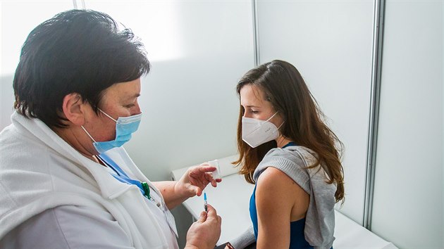 Zdravotníci byli prvními klienty nově otevřeného očkovacího centra na českobudějovickém výstavišti.