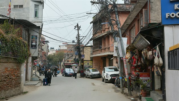 Nepálské uličky vás ohromí, ale budovy připomínají čas po právě ukončené válce.