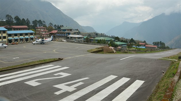 Letiště v Lukle je označováno za nejnebezpečnější na světě. Přistává se do kopce, aby náklon letadlo zbrzdl, protože ranvej má jen 500 metrů.